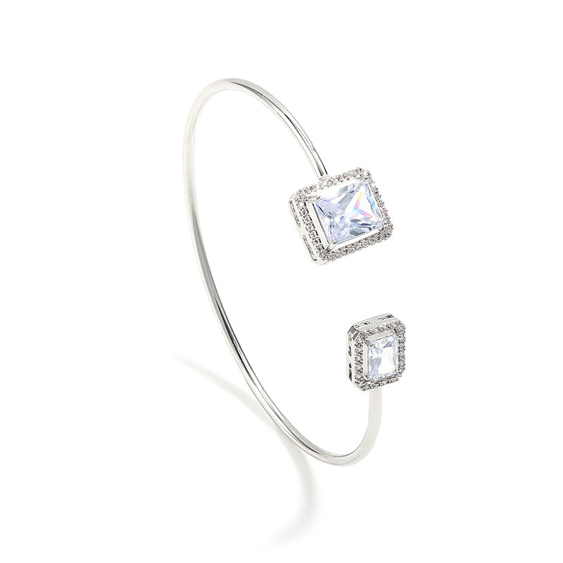 Schlichtes Damenarmband mit hochwertigem tropfenförmigem Schmuckstein und quadratischem Zirkon