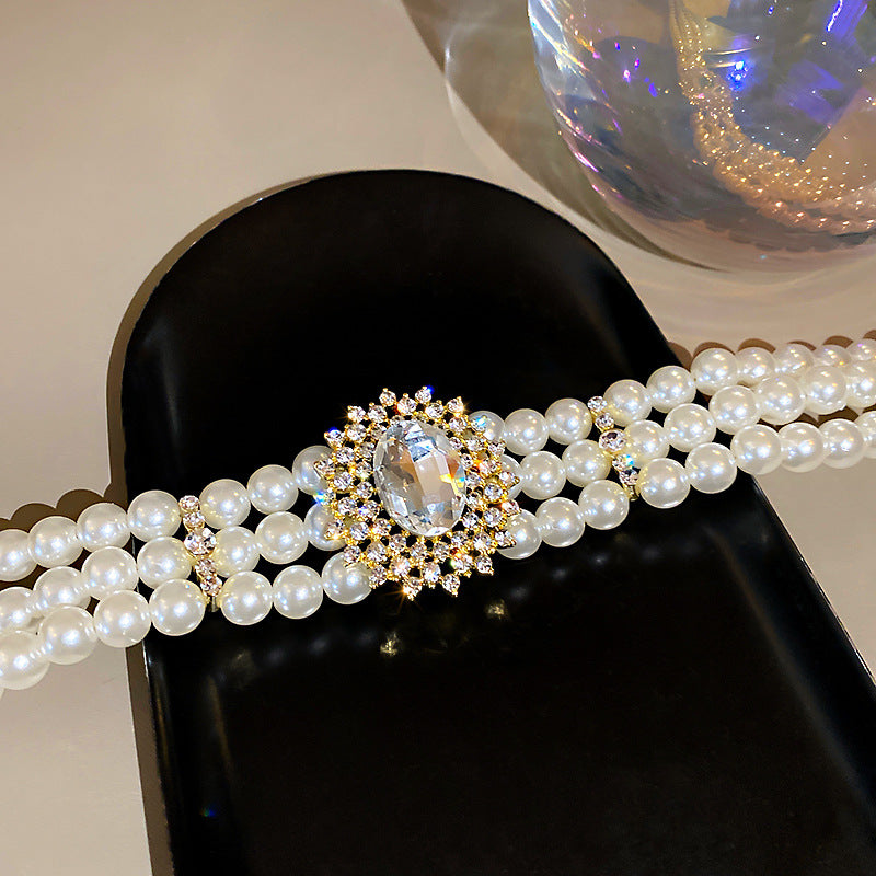 Dreireihige Perlenkette mit Schmucksteinen