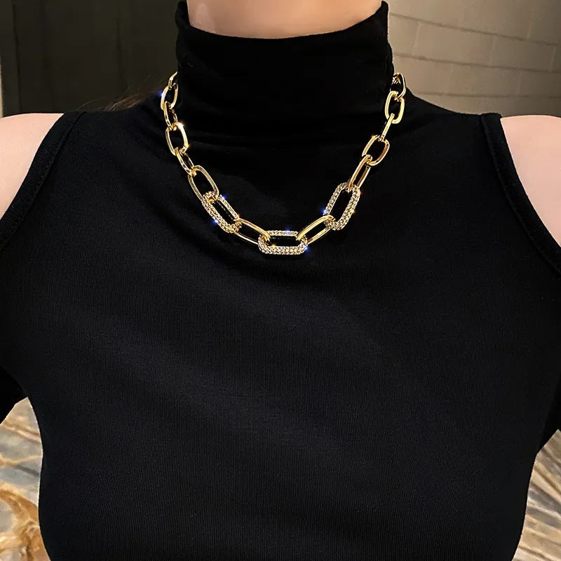 Eye-catching women's metal necklace with a thick chain 