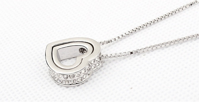 Kurze Halskette mit doppeltem herzförmigem Kristallanhänger