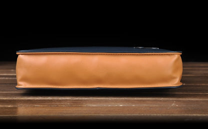 Lässig getragene Schultertasche