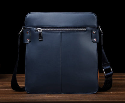 Lässig getragene Schultertasche