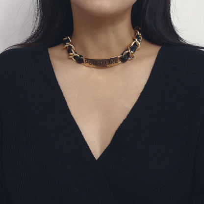 Geometrische PU-Kettenhalskette mit Buchstaben und quadratischem Anhänger