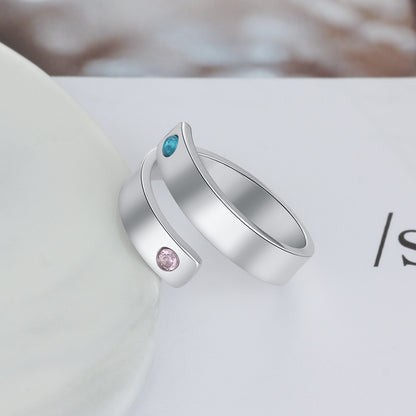 Personalisierter Ring mit individueller Namensgravur und Geburtsstein
