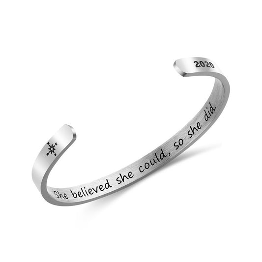 Graviertes Armband „SO SHE DID“, 6 mm Armband aus Titanstahl