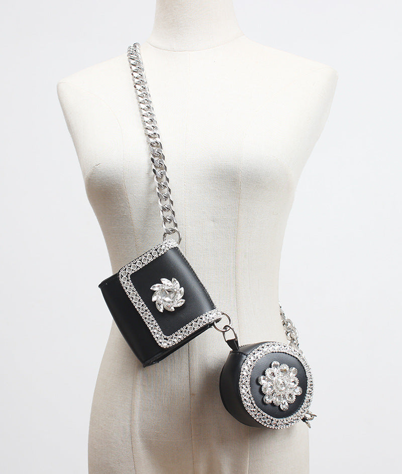 Mini-Crossbody-Tasche mit funkelnden Strasssteinen