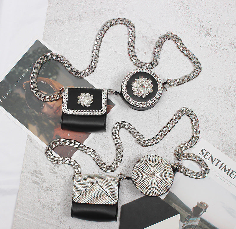 Mini-Crossbody-Tasche mit funkelnden Strasssteinen