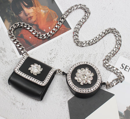 Mini-Crossbody-Tasche mit funkelnden Strasssteinen