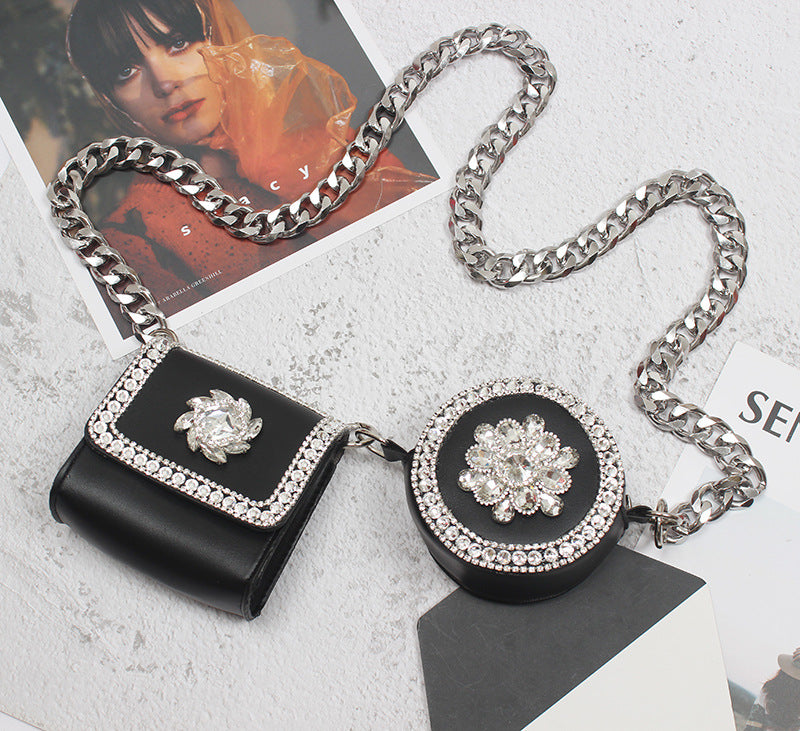 Mini-Crossbody-Tasche mit funkelnden Strasssteinen