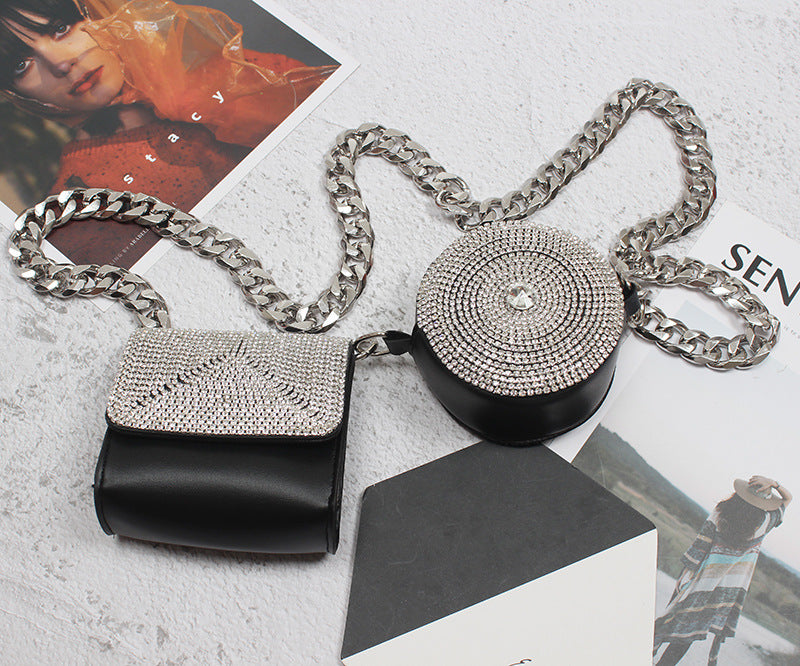 Mini-Crossbody-Tasche mit funkelnden Strasssteinen