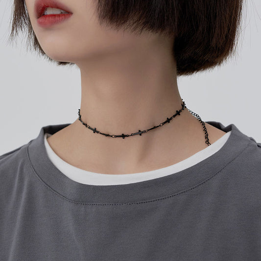 Doppelreihiger Choker mit frostigem Kreuz