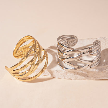 Fashionable multi-layered women's bracelet with a shiny geometric design