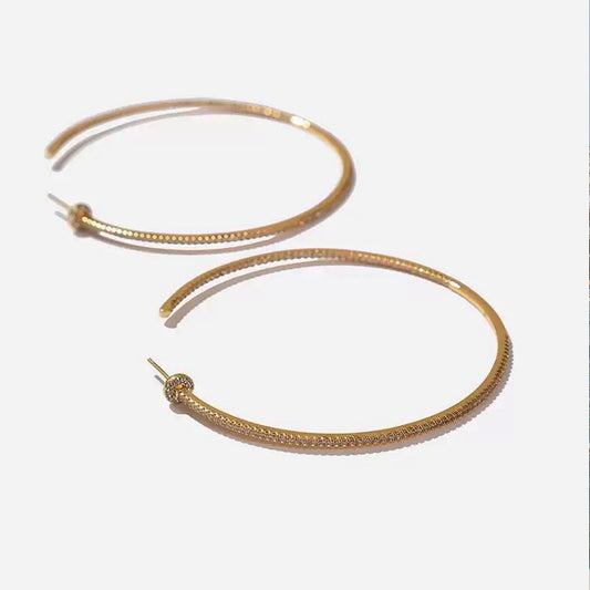 Große auffällige Statement-Creolen mit vollständigem Strassbesatz