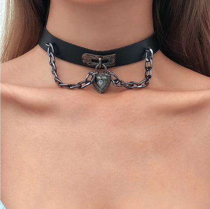 Black women's choker in European and American style with heart, short collarbone necklace