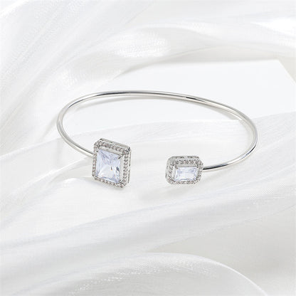 Schlichtes Damenarmband mit hochwertigem tropfenförmigem Schmuckstein und quadratischem Zirkon