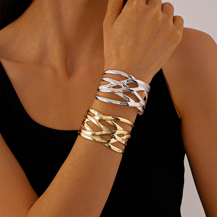 Fashionable multi-layered women's bracelet with a shiny geometric design
