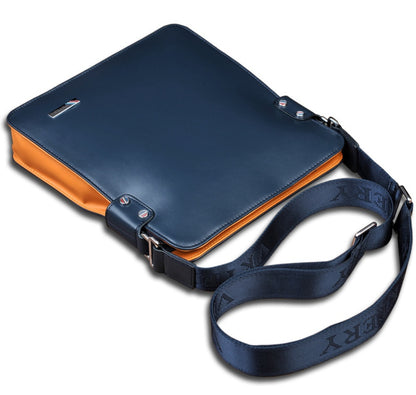 Lässig getragene Schultertasche