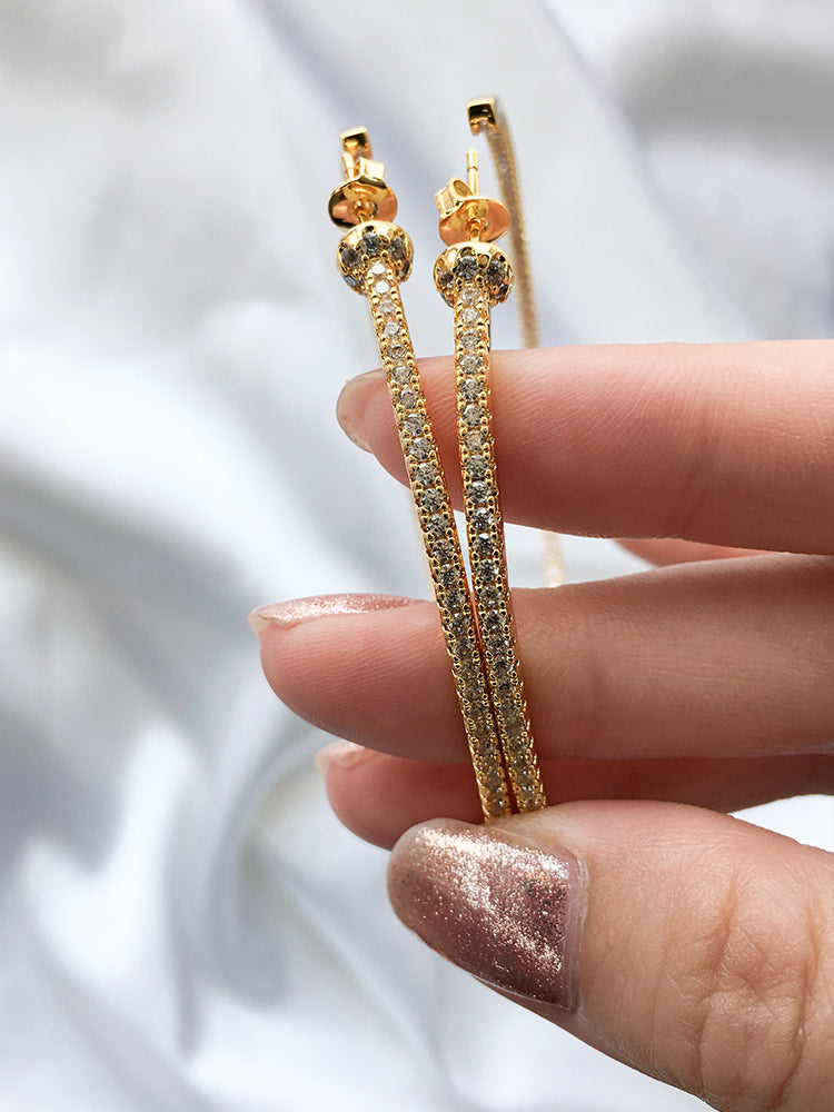 Große auffällige Statement-Creolen mit vollständigem Strassbesatz