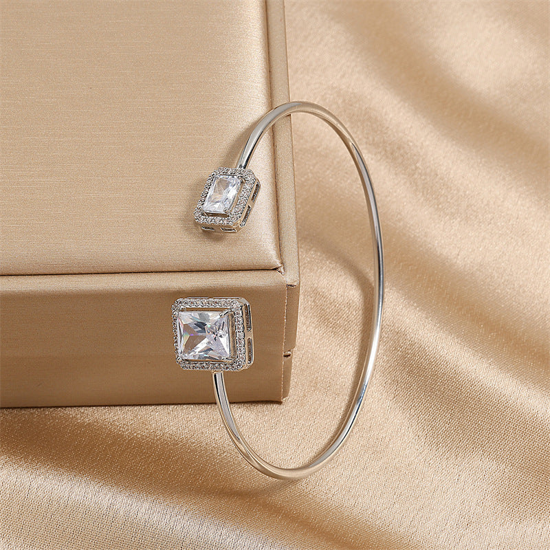 Schlichtes Damenarmband mit hochwertigem tropfenförmigem Schmuckstein und quadratischem Zirkon