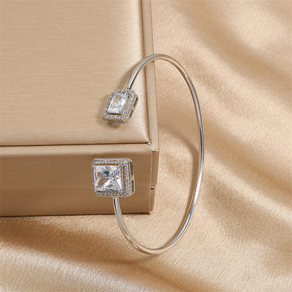 Schlichtes Damenarmband mit hochwertigem tropfenförmigem Schmuckstein und quadratischem Zirkon