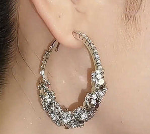 Oversize-Statement-Creolen im Streetstyle