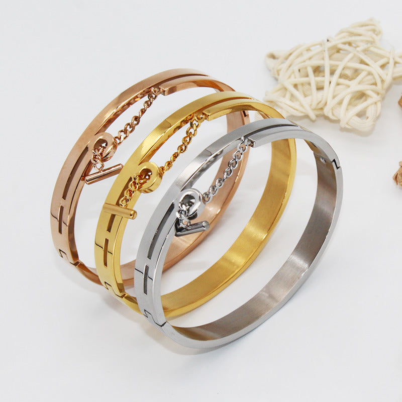 Versatile geometric bracelet made of colorfast titanium steel