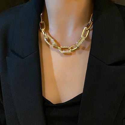 Eye-catching women's metal necklace with a thick chain 