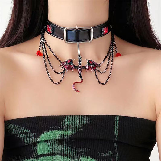 Kleine Drachen-Choker-Halskette im Dark-Style mit Quaste und runden Perlen