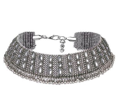 Kurze Kettenhalskette mit Perlen und Glöckchen, Damenmodell