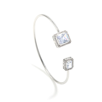Schlichtes Damenarmband mit hochwertigem tropfenförmigem Schmuckstein und quadratischem Zirkon