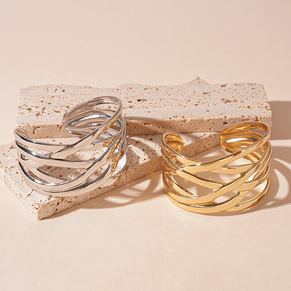 Fashionable multi-layered women's bracelet with a shiny geometric design