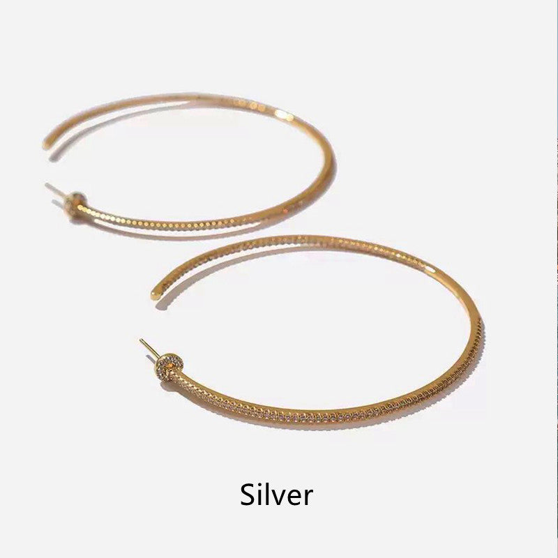 Große auffällige Statement-Creolen mit vollständigem Strassbesatz