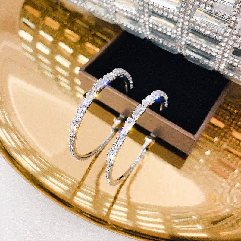 Ohrstecker mit Silberstift und Zirkon im Kreisdesign, elegante Schmuckohrringe