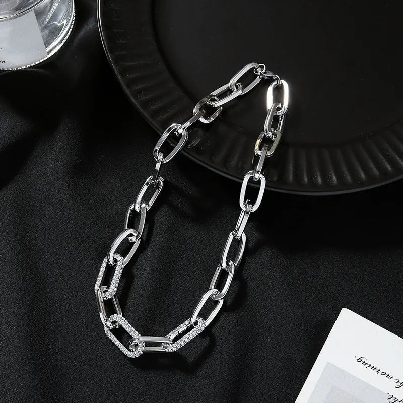 Eye-catching women's metal necklace with a thick chain 