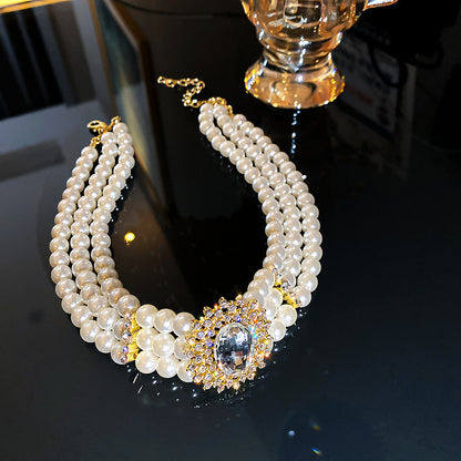 Dreireihige Perlenkette mit Schmucksteinen
